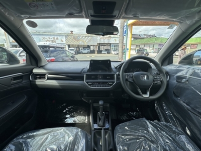 WR-V(ホンダ)登録済未使用車 後席から見た前席