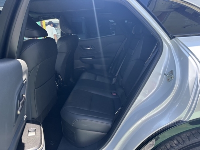 クラウンスポーツ(トヨタ)中古車 後席内装