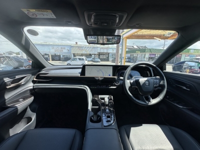 クラウンスポーツ(トヨタ)中古車 後席から見た前席
