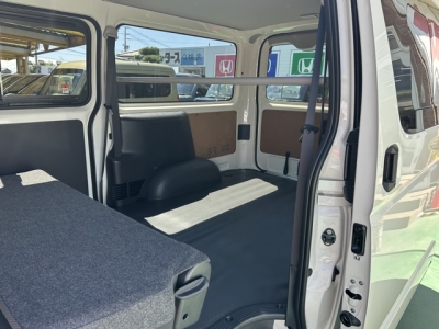 ハイエースバンのOEM(トヨタ)登録済未使用車 後席から見た前席
