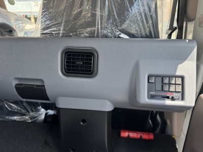 キャンター(三菱)登録済未使用車 後席から見た前席