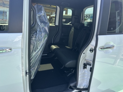 新型N-BOX(ホンダ)届出済未使用車 後席内装
