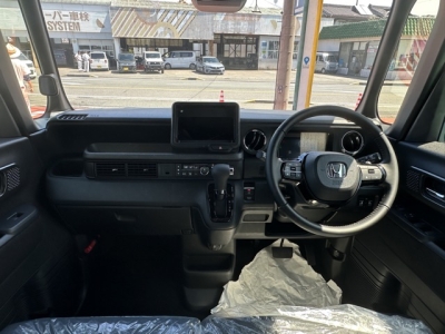 新型N-BOX(ホンダ)届出済未使用車 後席から見た前席