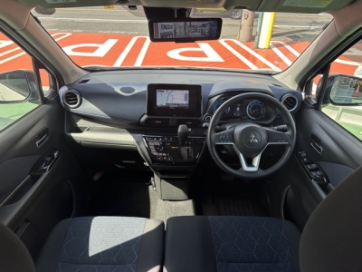 eKクロス(三菱)中古車 後席から見た前席