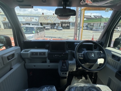 N-VAN e(ホンダ)届出済未使用車 後席から見た前席