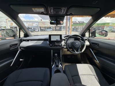 カローラクロス(トヨタ)登録済未使用車 後席から見た前席