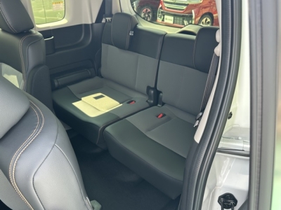新型フリード(ホンダ)登録済未使用車 後席から見た前席