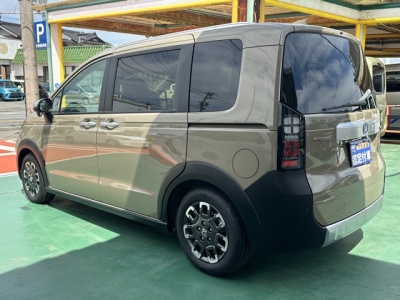 新型フリード(ホンダ)登録済未使用車 後方