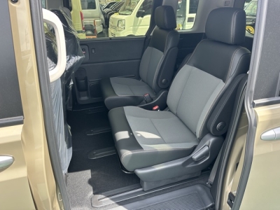 新型フリード(ホンダ)登録済未使用車 後席内装