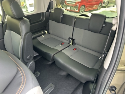 新型フリード(ホンダ)登録済未使用車 後席から見た前席
