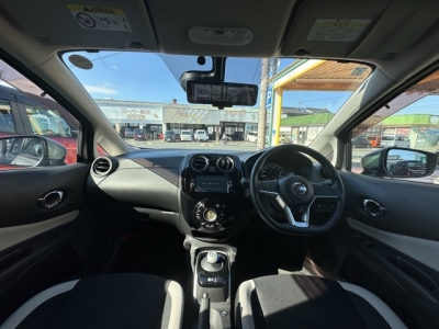 ノート(ニッサン)中古車 後席から見た前席
