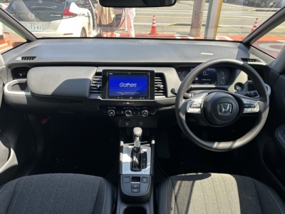 フィット(ホンダ)中古車 後席から見た前席