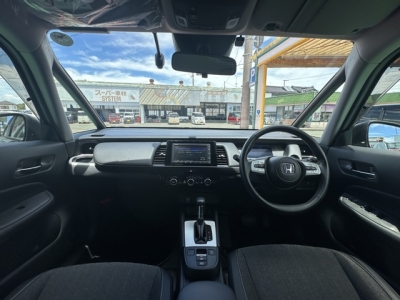 フィット(ホンダ)中古車 後席から見た前席