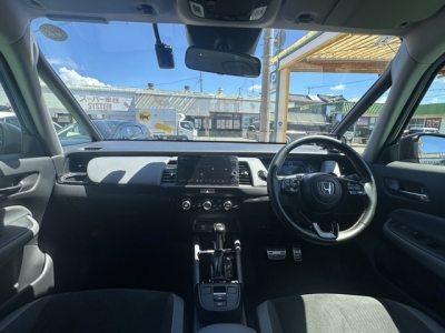 フィット(ホンダ)中古車 後席から見た前席