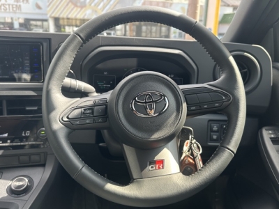 GRヤリス(トヨタ)中古車 後席から見た前席