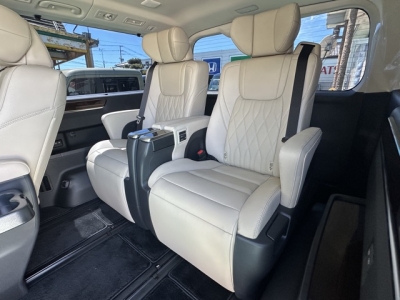 グランエース(トヨタ)中古車 後席から見た前席