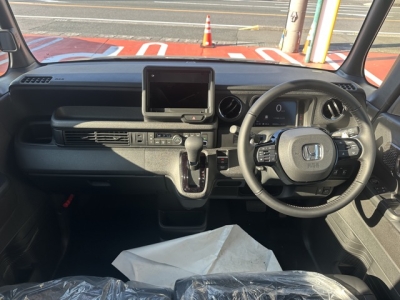新型N-BOX(ホンダ)届出済未使用車 後席から見た前席
