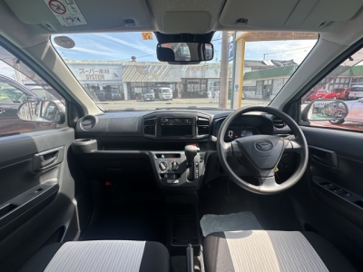 ミライース(ダイハツ)中古車 後席から見た前席