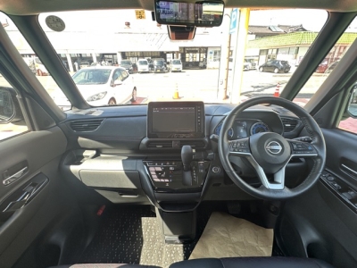 新型ルークス(ニッサン)中古車 後席から見た前席