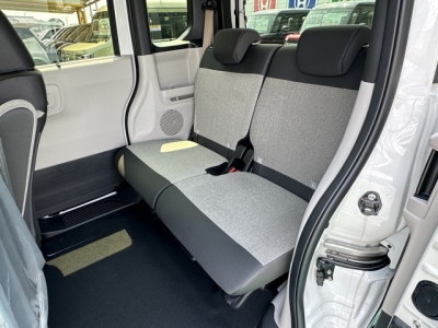 新型N-BOX(ホンダ)届出済未使用車 後席内装