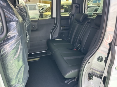 新型N-BOX(ホンダ)届出済未使用車 後席内装
