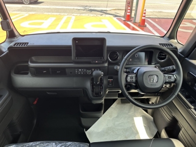 新型N-BOX(ホンダ)届出済未使用車 後席から見た前席