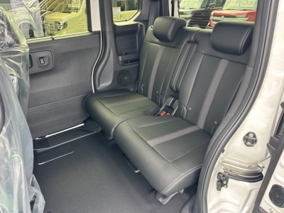 新型N-BOX(ホンダ)届出済未使用車 後席内装