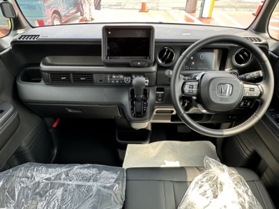 新型N-BOX(ホンダ)届出済未使用車 内外装写真他