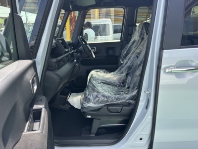 新型N-BOX(ホンダ)届出済未使用車 前席内装