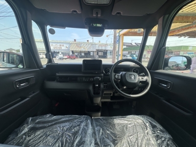 新型N-BOX(ホンダ)届出済未使用車 後席から見た前席