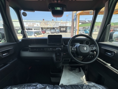 新型N-BOX(ホンダ)届出済未使用車 後席から見た前席