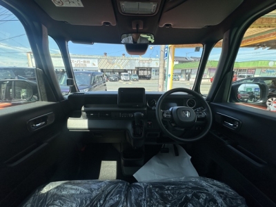 新型N-BOX(ホンダ)届出済未使用車 後席から見た前席
