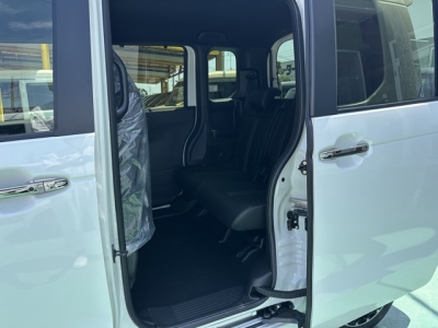新型N-BOX(ホンダ)届出済未使用車 後席内装