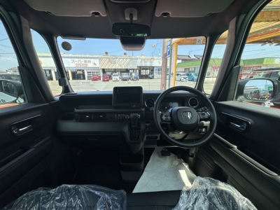新型N-BOX(ホンダ)届出済未使用車 後席から見た前席