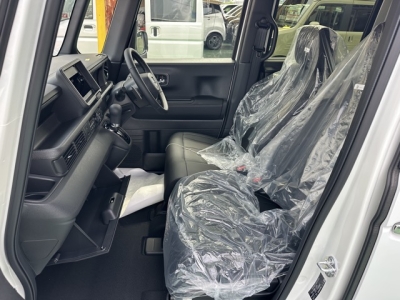 新型N-BOX(ホンダ)届出済未使用車 前席内装