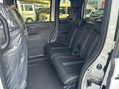新型N-BOX(ホンダ)届出済未使用車 後席内装