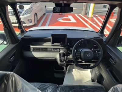 新型N-BOX(ホンダ)届出済未使用車 後席から見た前席