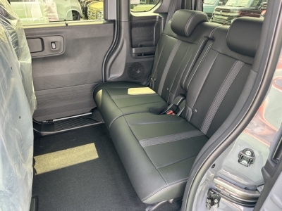 新型N-BOX(ホンダ)届出済未使用車 後席内装