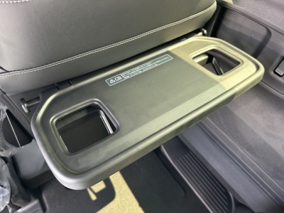 新型N-BOX(ホンダ)届出済未使用車 後席から見た前席
