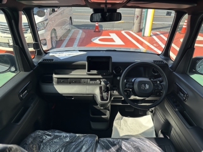 新型N-BOX(ホンダ)届出済未使用車 後席から見た前席