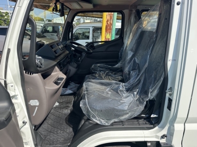 キャンター(三菱)登録済未使用車 前席内装