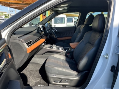 アウトランダーPHEV(三菱)中古車 前席内装