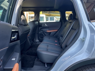 アウトランダーPHEV(三菱)中古車 後席内装