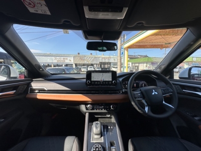 アウトランダーPHEV(三菱)中古車 後席から見た前席