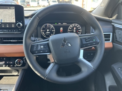 アウトランダーPHEV(三菱)中古車 内外装写真