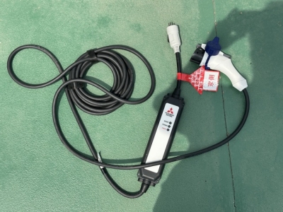 アウトランダーPHEV(三菱)中古車 内外装写真他２