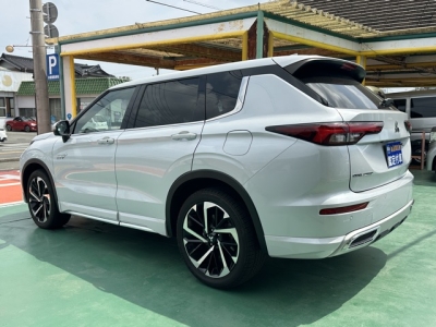 アウトランダーPHEV(三菱)中古車 後方