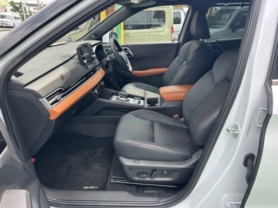 アウトランダーPHEV(三菱)中古車 前席内装