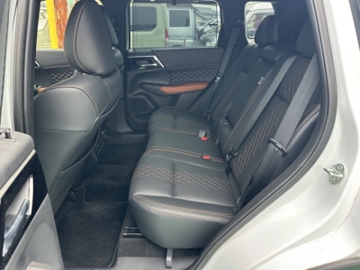 アウトランダーPHEV(三菱)中古車 後席内装