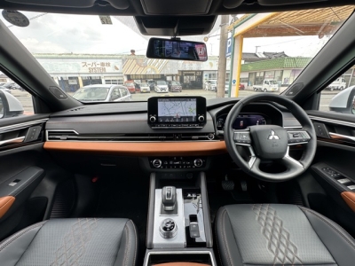 アウトランダーPHEV(三菱)中古車 後席から見た前席